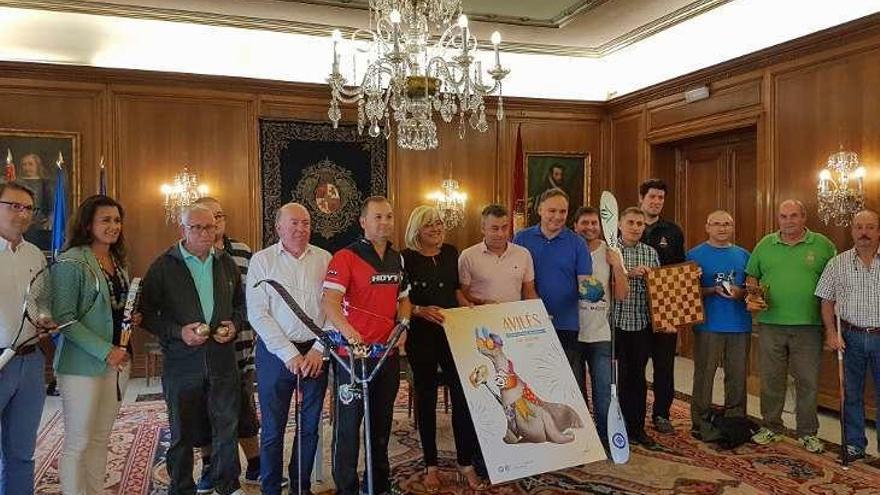 La concejala Ana Hevia y el director general de Deporte, José Ramón Tuero, ayer, con representantes de los clubes deportivos de la comarca.