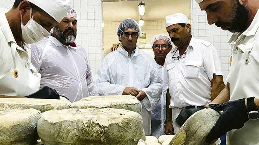 Visita, ayer, de cargos del Govern a Formatges Grimalt. El queso es elaborado con leche de vaca, de ganaderías de Campos, Porreres y Felanitx.