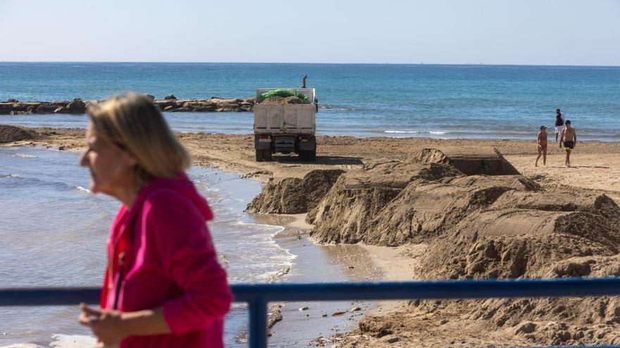 Costas adecenta la playa del Postiguet de Alicante para Semana Santa