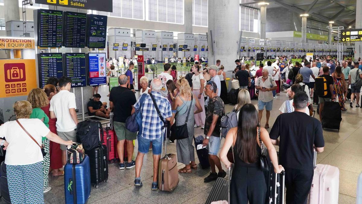 La principal terminal aeroportuaria de Andalucía no deja de crecer y requiere de nuevas infraestructuras y servicios complementarios.