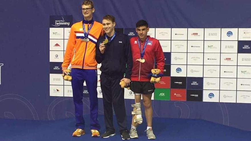 Jacobo Garrido, a la derecha, con la medalla de bronce en los 800 libres de la Copa del Mundo.