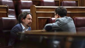 El secretario general de Podemos, Pablo Iglesias, y el secretario de Análisis Estratégico, Íñigo Errejón, en el Congreso.