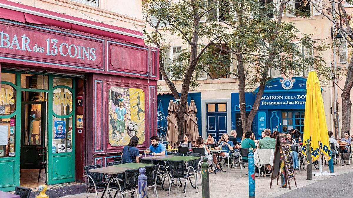 El barrio del Panier, el más antiguo de Marsella, combina arte callejero, cafés y vida local auténtica