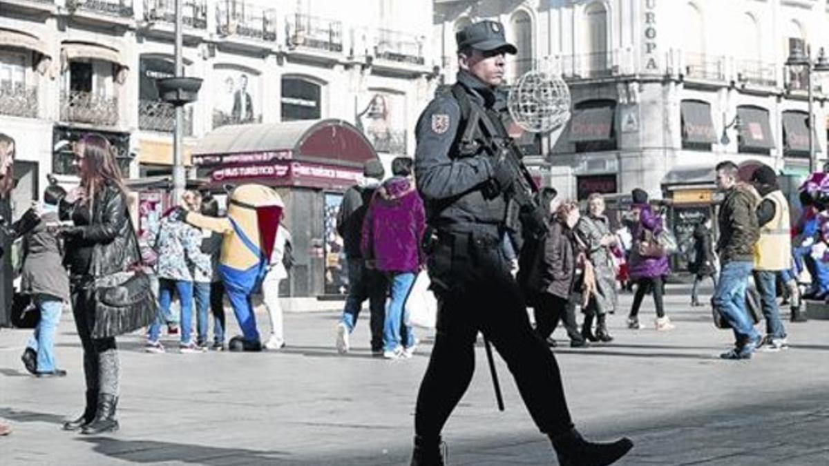 Presencia de las fuerzas de seguridad en la Puerta del Sol de Madrid el día de los atentados de Francia.