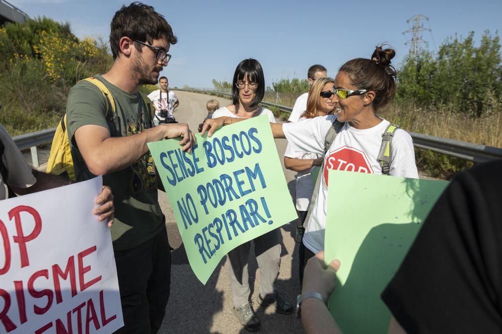 Protesta de la plataforma Aturem la C-32 a peu de carretera