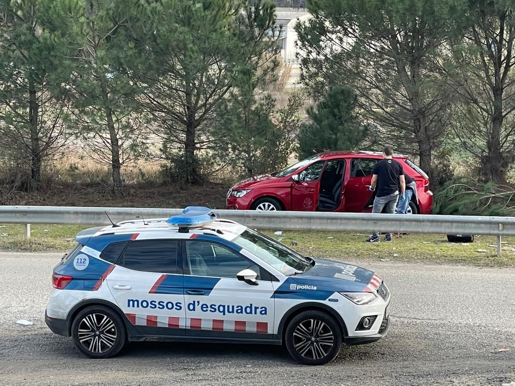 S'accidenta un cotxe amb tres lladres a Aiguaviva