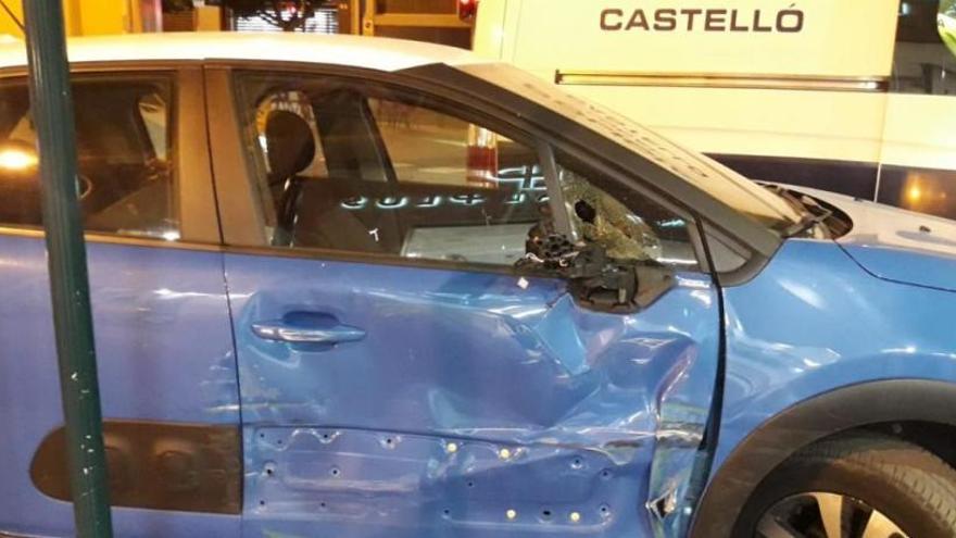 Un conductor ebrio y sin carnet se fuga tras embestir a un bus de línea en Castelló