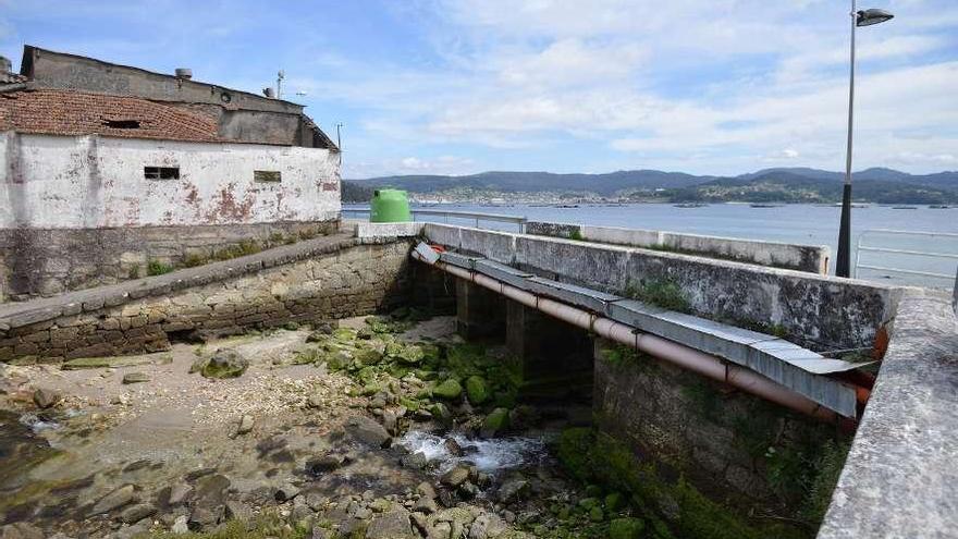 Estado que presenta el estrecho puente de acceso al muelle de Covelo. // Gustavo Santos