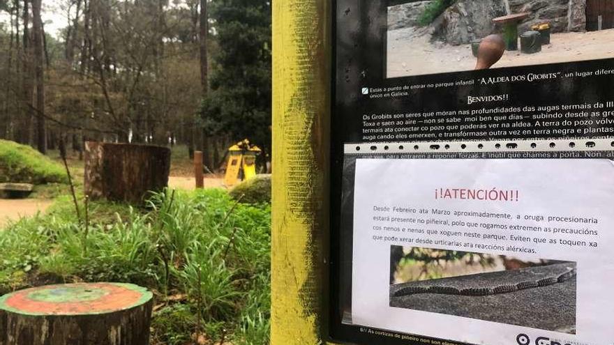 La Aldea Grobit, ayer, con el cartel de aviso colocado por el Ayuntamiento. // Muñiz