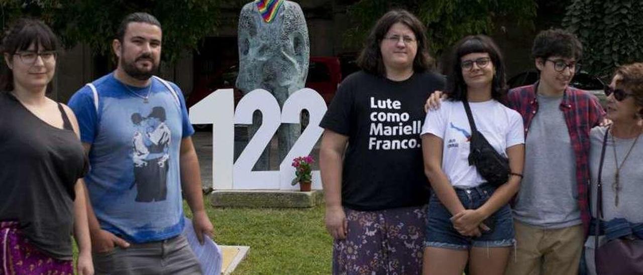 Representantes de A Galleira en el homenaje junto a la estatua de Eduardo Blanco Amor. // Brais Lorenzo