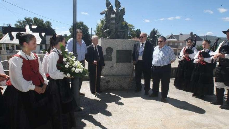 Homenaje en el monumento a los gaiteiros, en 2016. // Bernabé/Noelia Portas