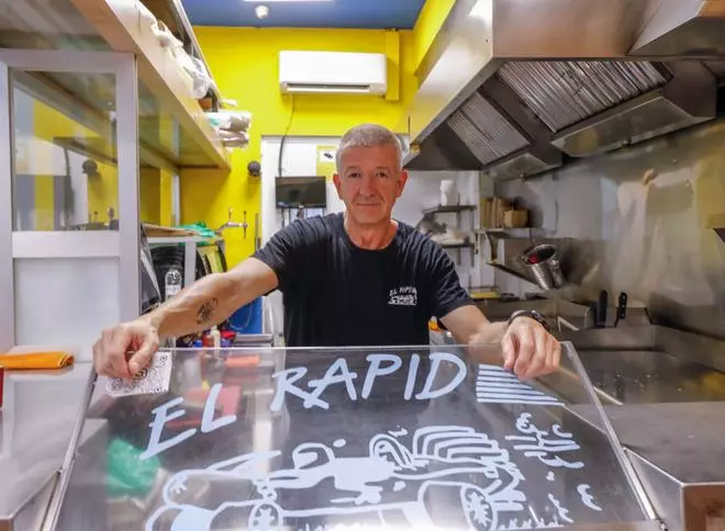 En imágenes | El Rapid, el histórico bar que ha salvado la noche a media Zaragoza