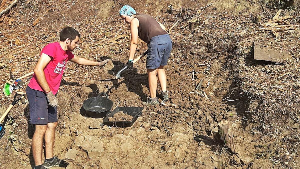 Dos dels arqueòlegs de l’equip excavant al jaciment de Can Cendra. | ANNA COSTA
