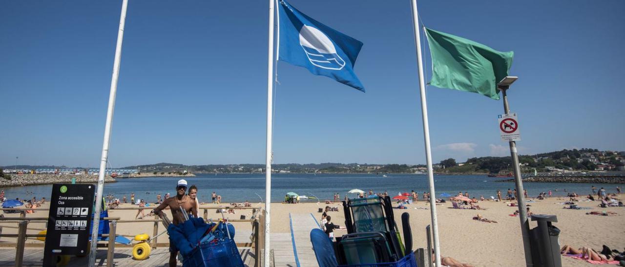 Bandera azul, en Oza, sin la plataforma accesible hasta la orilla a principios de agosto. |  // CASTELEIRO/ROLLER AGENCIA