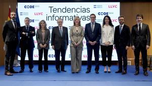 Iñaki Ortega, director general de LLYC; Luis Miguel Peña, CEO de LLYC; Ainhoa Moll, directora editorial de Prensa Ibérica; Javier Moll, presidente de Prensa Ibérica; Pilar Alegría, ministra de Educación; Antonio Garamendi, presidente de CEOE; Gemma Gutiérrez, directora de Marketing de LLYC; Aitor Moll, consejero delegado de Prensa Ibérica y Sergi Guillot, director general de Prensa Ibérica, en el acto de presentación del estudio Tendencias Informativas realizado por la agencia LLIC y Prensa Ibérica.