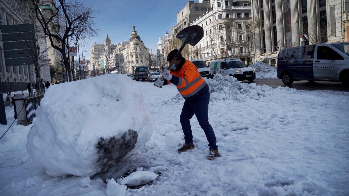 Recogida de nieve en el centro de Madrid