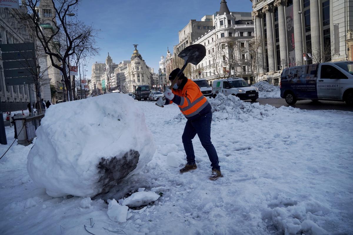 Les administracions o els ciutadans: qui ha de treure la neu de Madrid