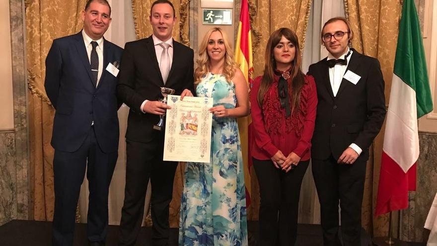 Pedro Albares junto a su esposa Yolanda Martínez, el presidente de la Fondazione Costanza y su mujer, recogiendo el premio.
