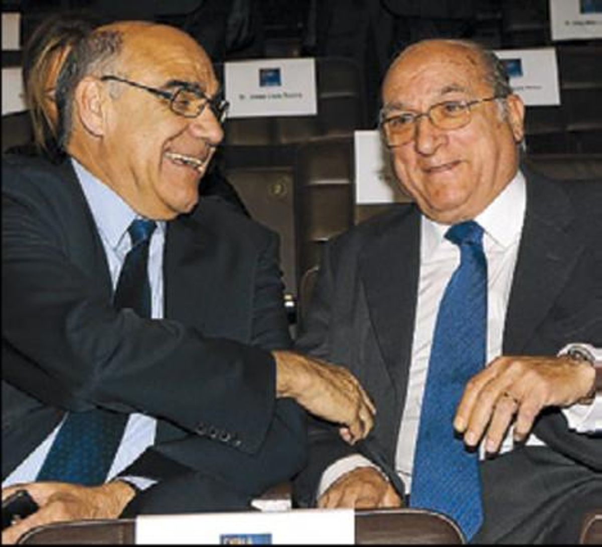 El president d’Abertis, Salvador Alemany, parla amb el conseller del Grup Zeta Antonio Matosas.