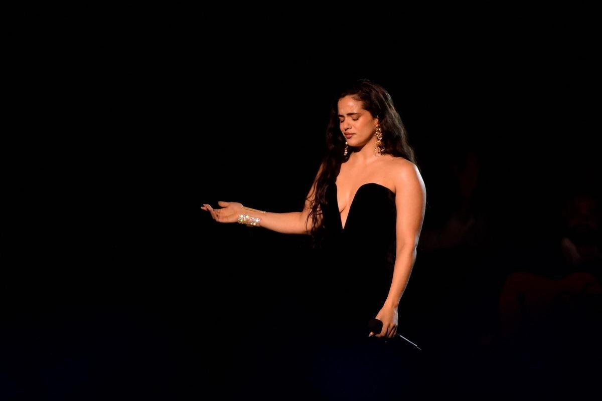Rosalía durante su actuación en los Premios Grammy Latinos.