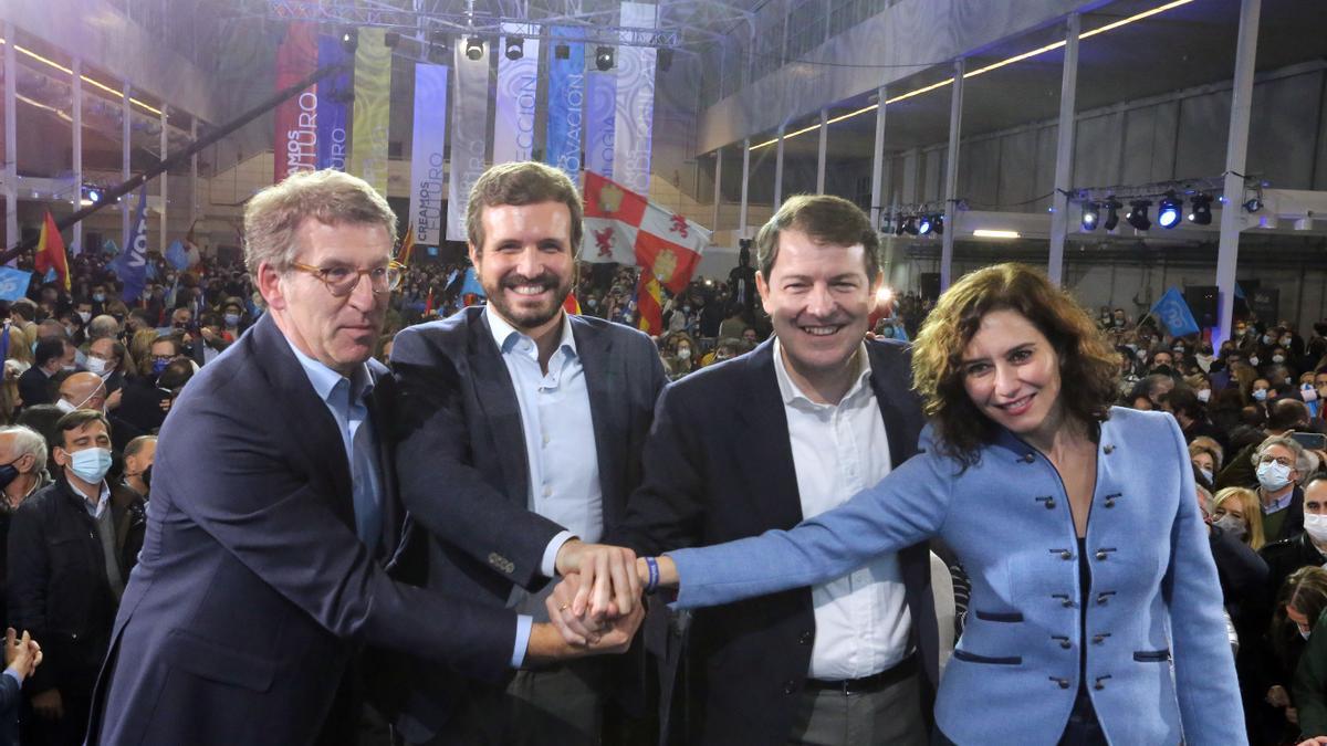 Desde la izquierda, el presidente de Galicia, Núñez Feijóo, el presidente nacional del PP, Pablo Casado, el candidato a la presidencia de la Junta, Mañueco, y la presidenta de Madrid, Díaz Ayuso, ayer en Valladolid. | Rubén Cacho - Ical