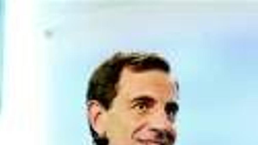 Costa anuncia a Rajoy que sopesa disputarle el cargo en el congreso