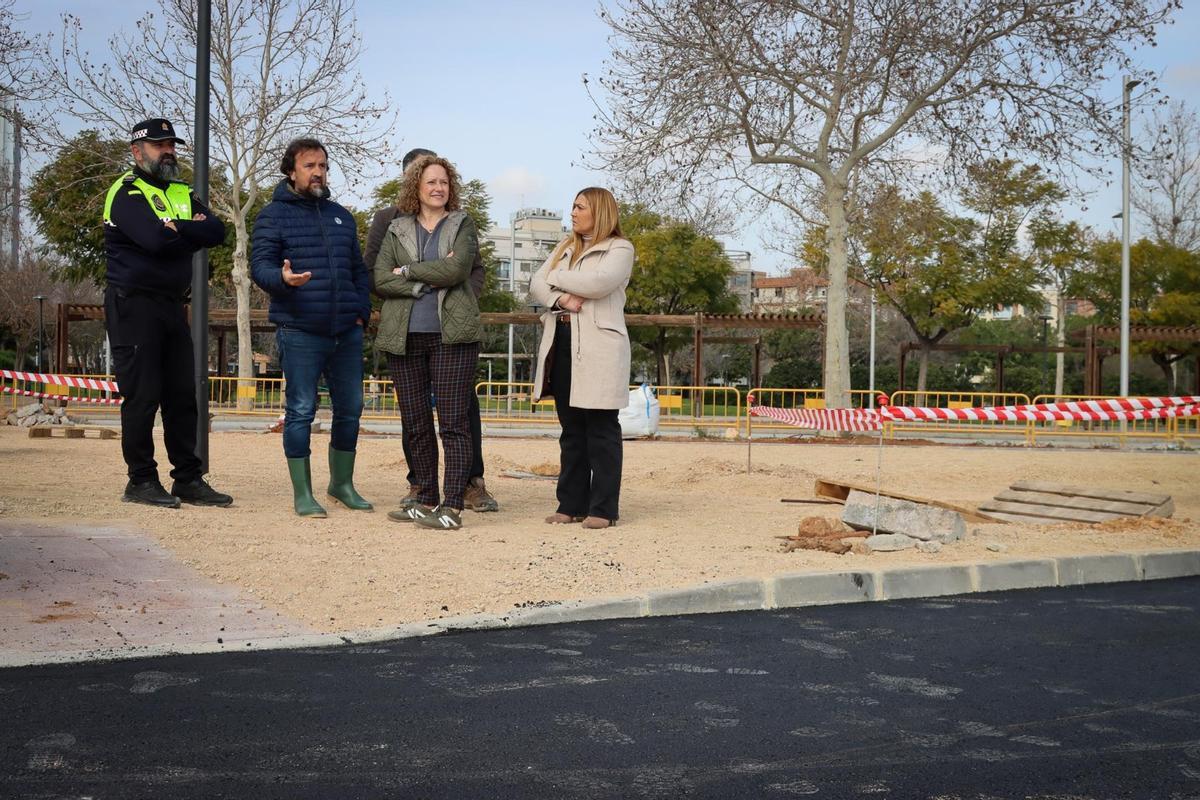 La alcaldesa y parte de su equipo en el parque vial