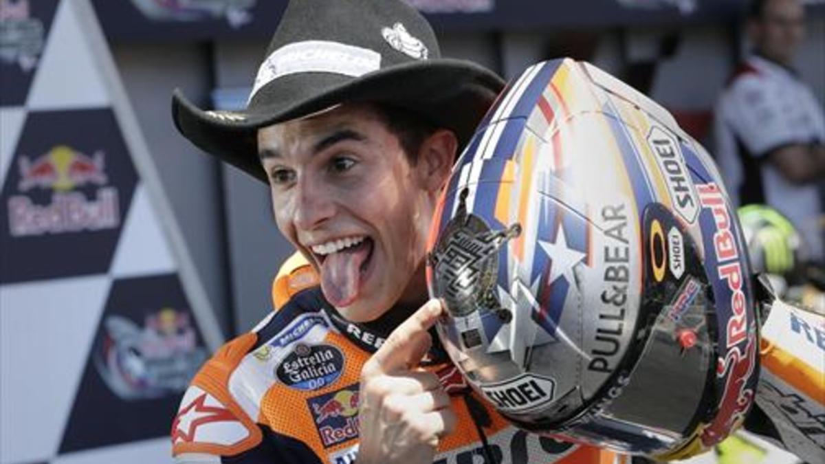 Marc Márquez celebra la nueva victoria en Austin señalando la estrella de 'sheriff' de los grandes premios de EEUU que lució en su casco.