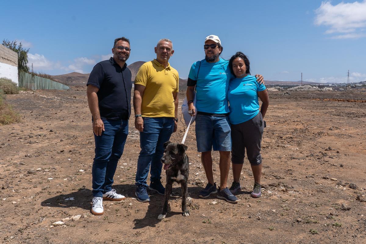 Echedey Eugenio y Jacobo Lemes, junto a voluntarios del Centro de Protección Animal del Ayuntamiento de Arrecife.