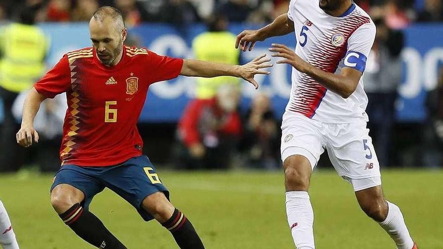 El deportivista Borges presiona a Andrés Iniesta.