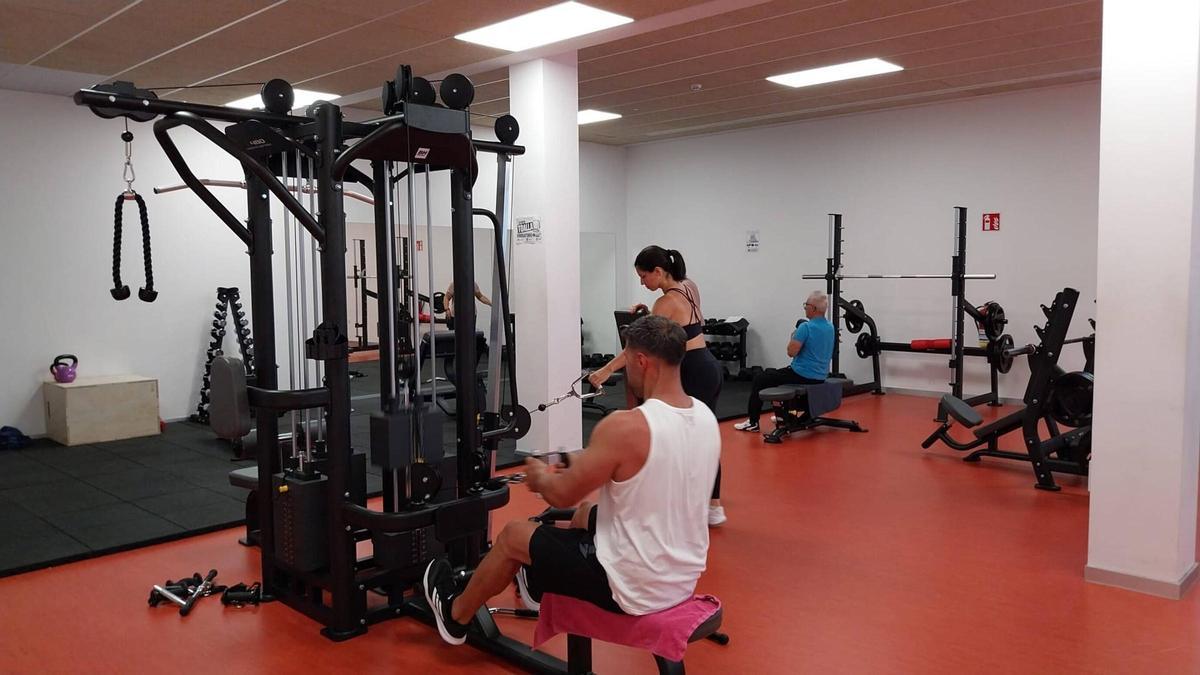 Usuarios en una de las salas del gimnasio de Bueu, en el edificio de la piscina, durante la jornada de este martes.