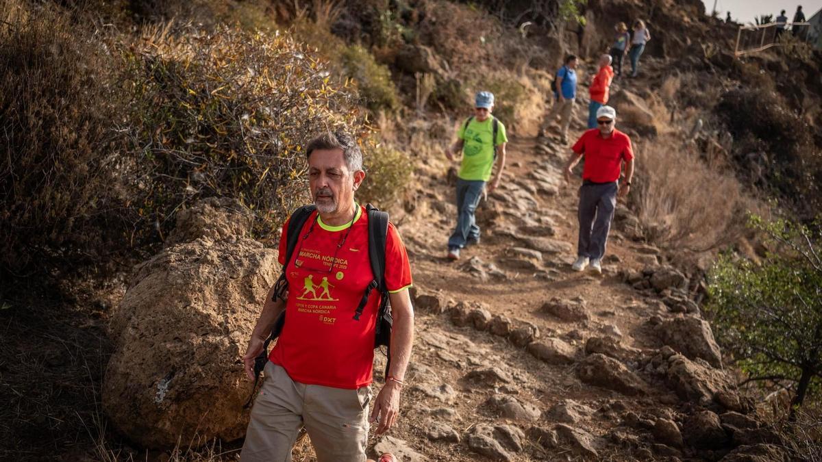 Un grupo de personas circula por el Camino Viejo a Candelaria.