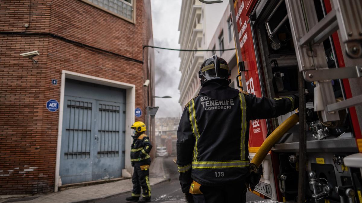 Voraz incendio en un edificio de la calle Salamanca de Santa Cruz de Tenerife