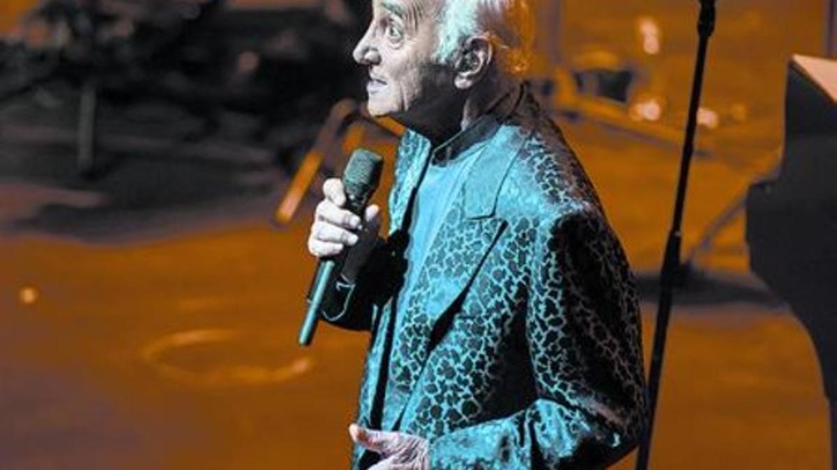 Mucho oficio 8Aznavour, durante la interpretación de una de las canciones de su repertorio, anoche, en el Liceu.