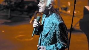 Molt d’ofici 8 Aznavour, durant la interpretació d’una de les cançons del seu repertori, ahir a la nit, al Liceu.