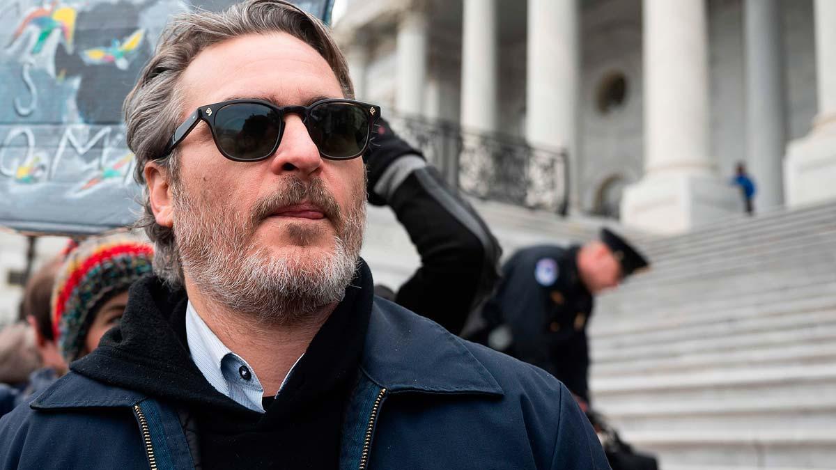 Arrestan a Joaquin Phoenix y Martin Sheen en una manifestación por el clima.