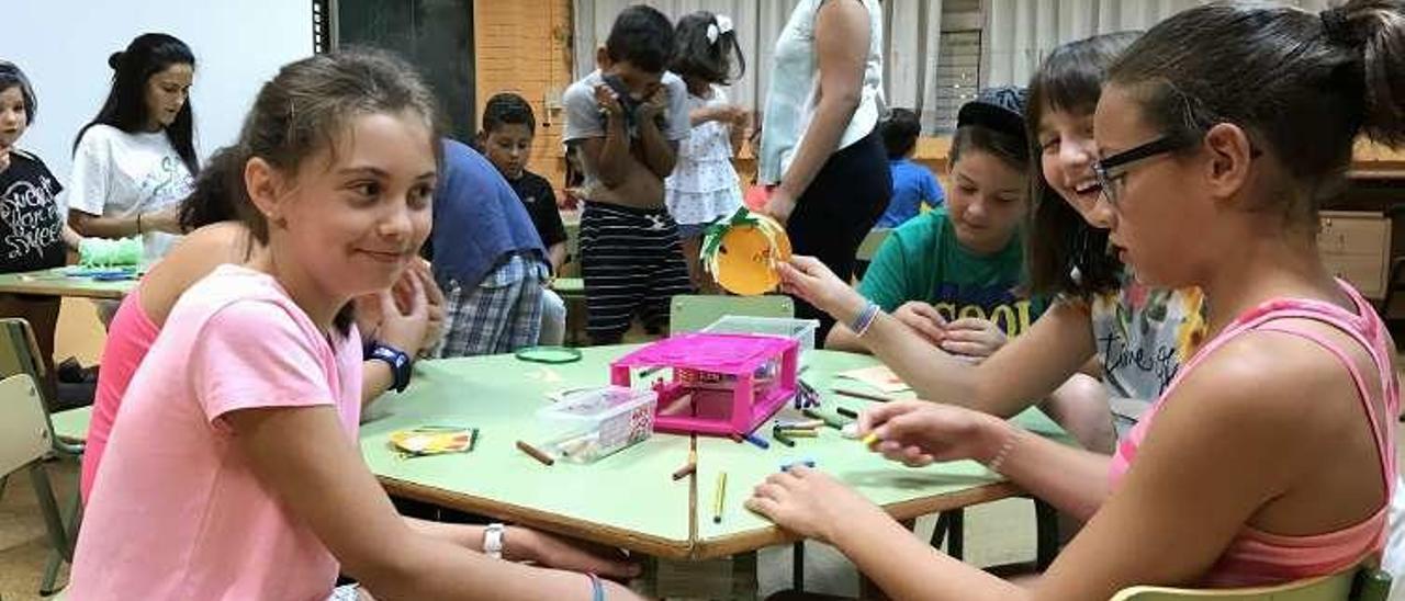 Los jóvenes de la ludoteca, trabajando. // FdV