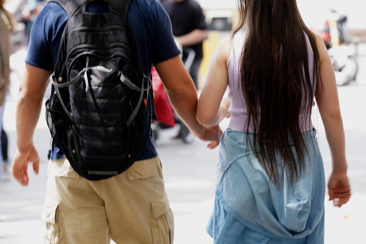 Una pareja camina por la calle.