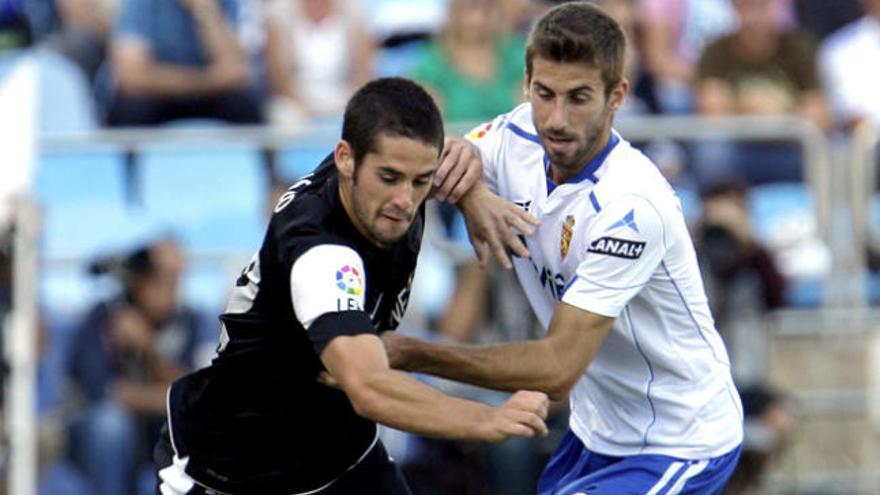 El centrocampista del Real Zaragoza, José Mari, intenta robar la pelota a Francisco Alarcón &quot;Isco&quot;