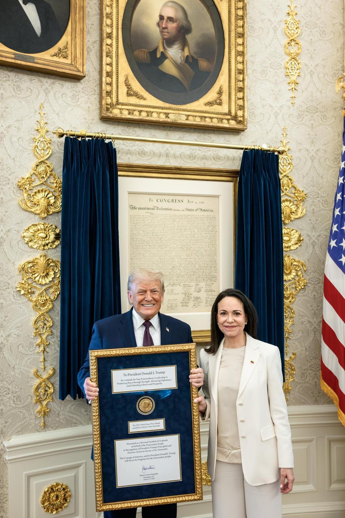 El presidente estadounidense con María Corina Machado y su premio Nobel de la Paz, en la Casa Blanca.
