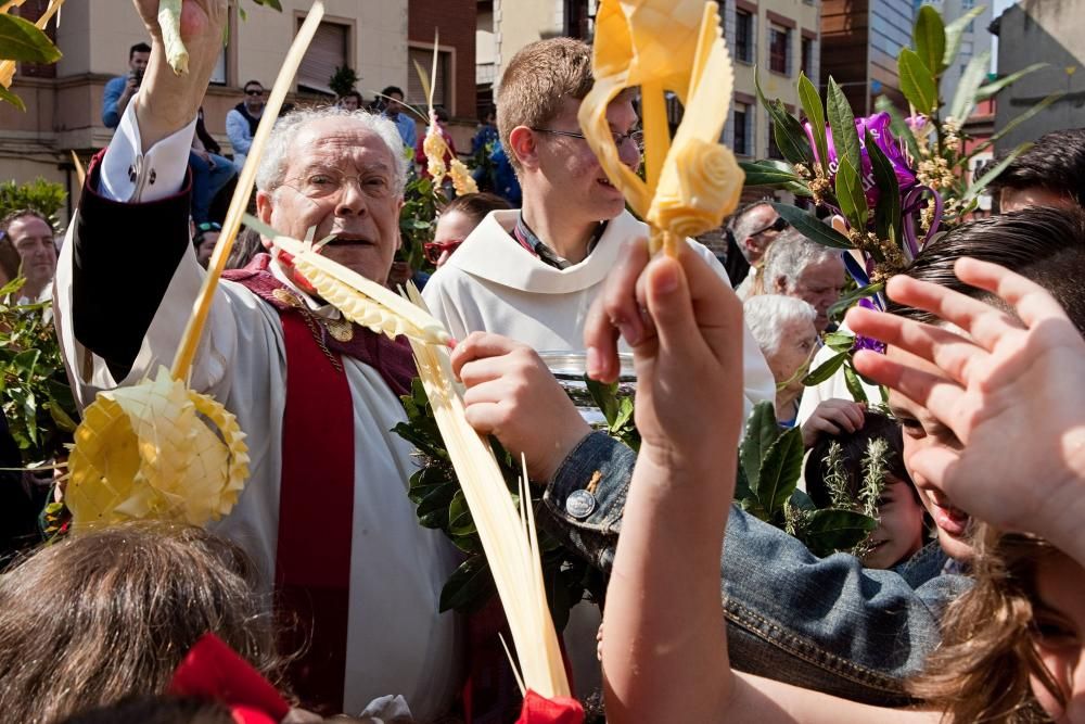 Procesión y bendición de los ramos en Gijón.