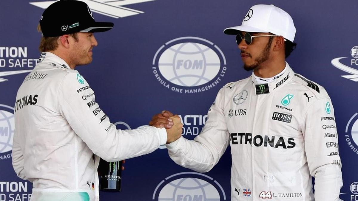 Rosberg (izquierda) felicita a Hamilton tras lograr el británico la 'pole' en México.