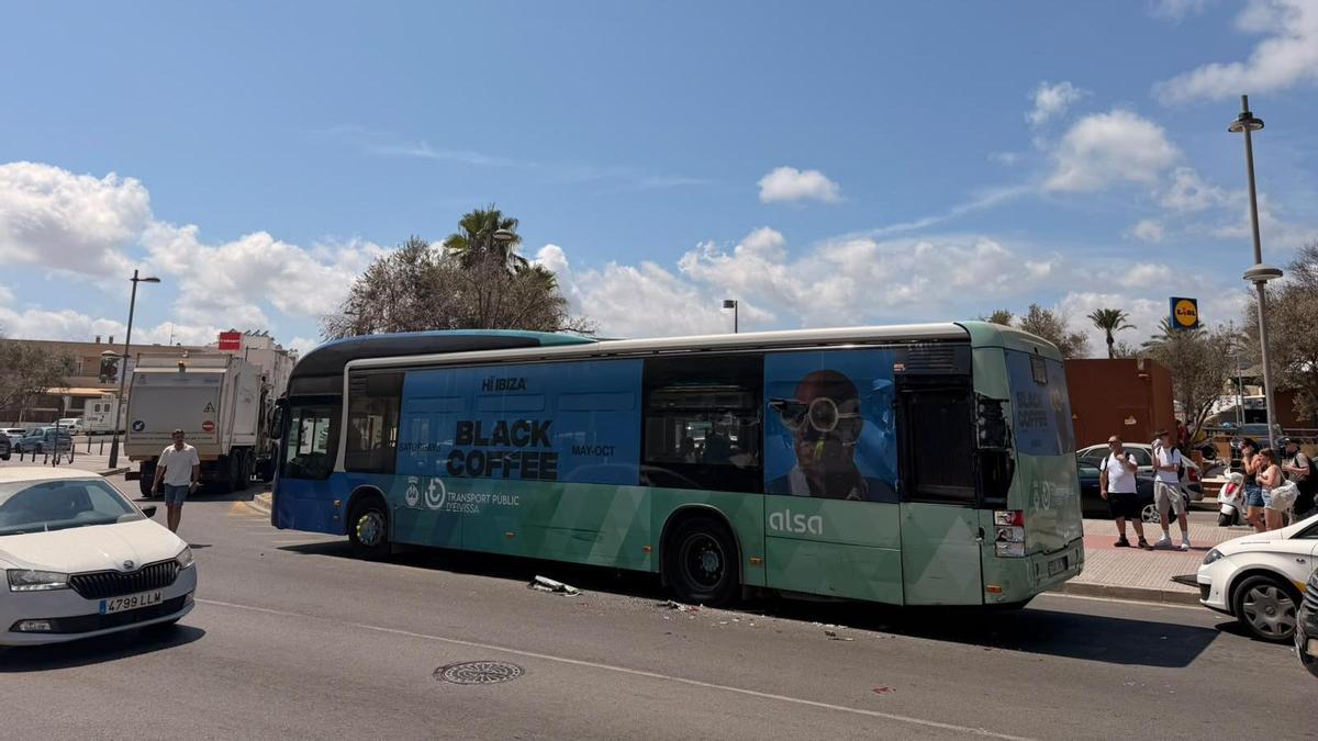 Una imagen del autobús sinistrado y el camión de la basura.