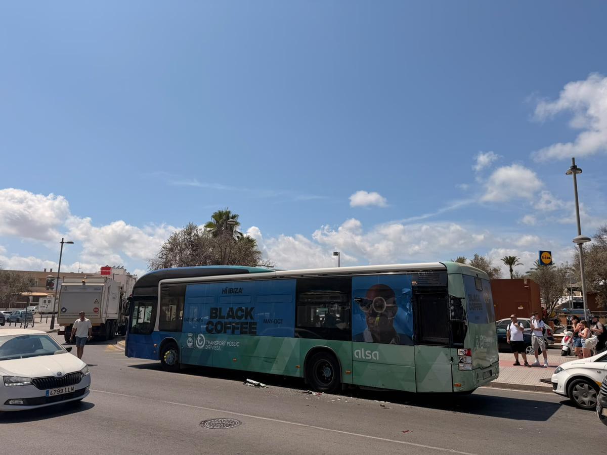 Una imagen del autobús sinistrado y el camión de la basura.