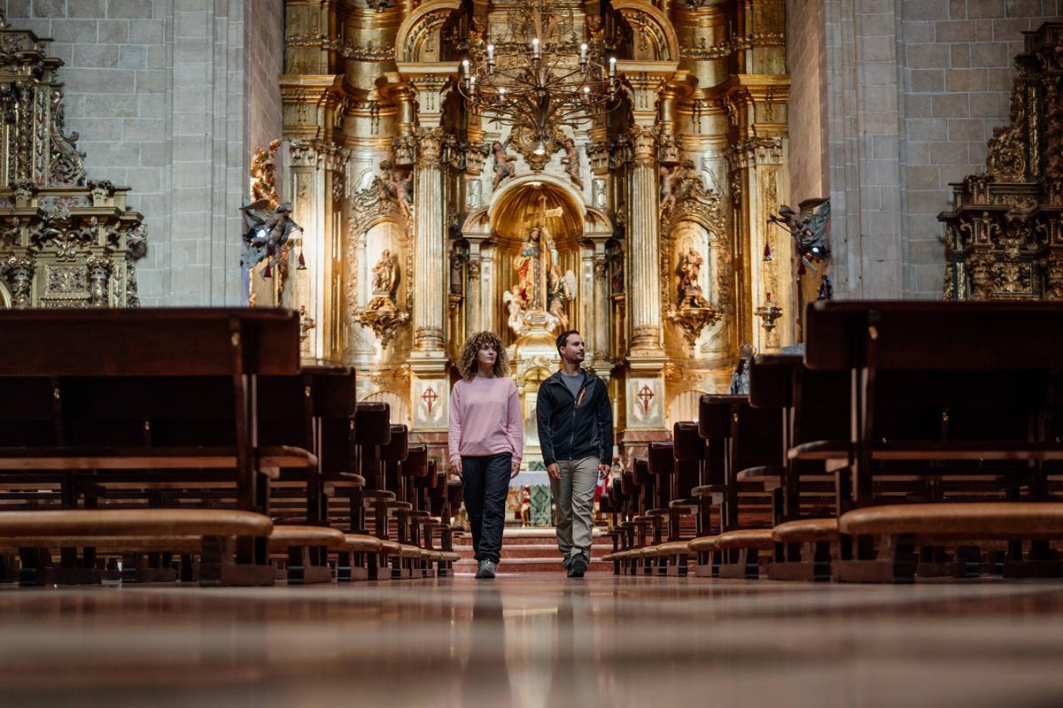 Dos visitantes, en el interior de la iglesia de El Salvador de Caravaca de la Cruz