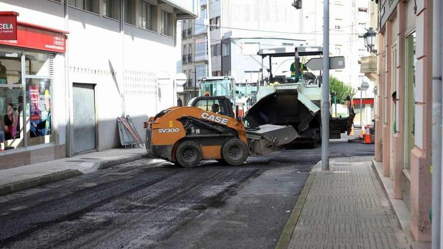 Los trabajos de mejora de la pavimentación en la Avenida Vigo comenzaron ayer. // Bernabé/Ana Agra