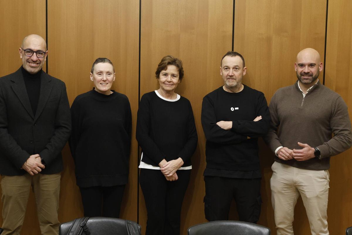 Por la izquierda, Oliver Suárez, Cristina de Silva, Carmen Moriyón, Nacho de la Vega y Jesús Martínez Salvador, en la reunión mantenida para tratar cuestiones del L.E.V. Festival.