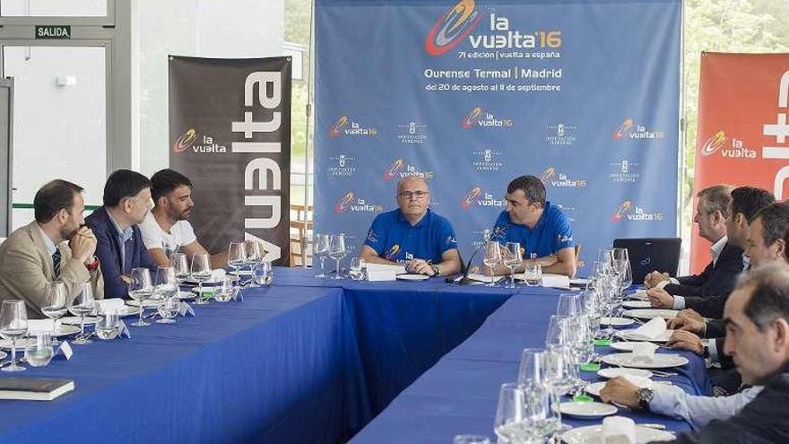 Baltar y Guillen, con alcaldes ourensanos, ayer, en Manzaneda. // FdV