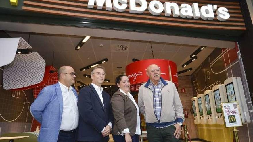 Representantes de McDonald´s en la inauguración en Marineda.