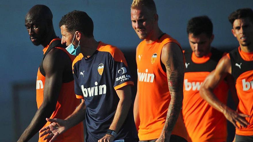 Javi Gracia, entrenador del Valencia CF, dirige el entrenamiento de ayer en Paterna.